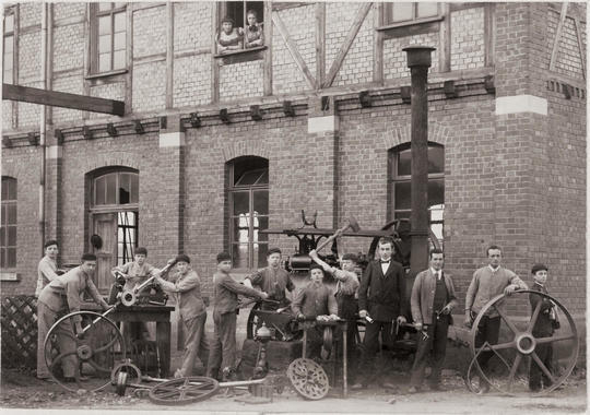 Перед зданием завода: Луис Зайдельманн (четвертый справа), Луис младший (крайний справа)
